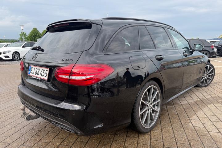 Sort Mercedes C43 fra 2016