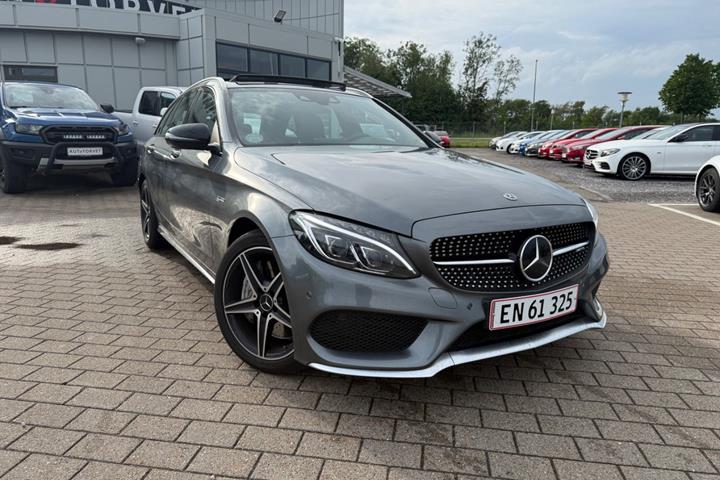 Grå Mercedes C43 fra 2016 set udefra