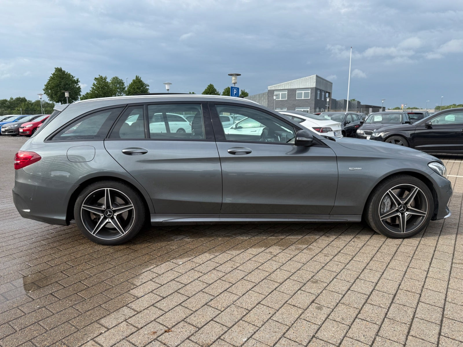 Grå Mercedes C43 fra 2016
