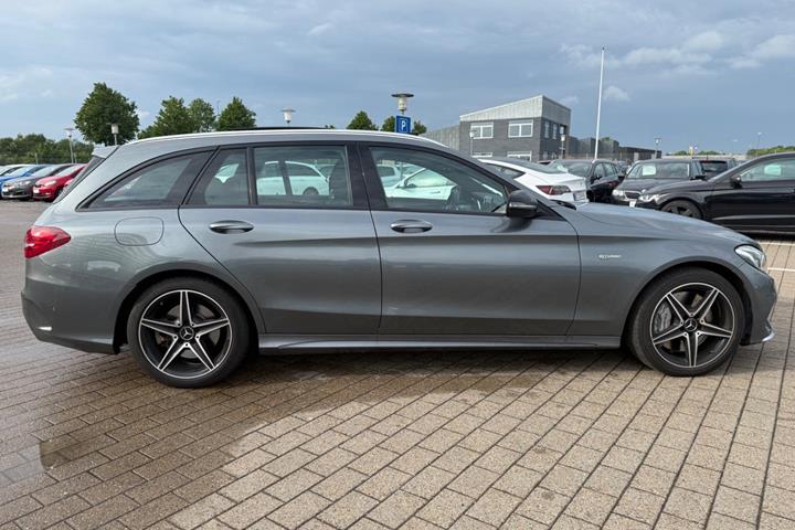 Grå Mercedes C43 fra 2016