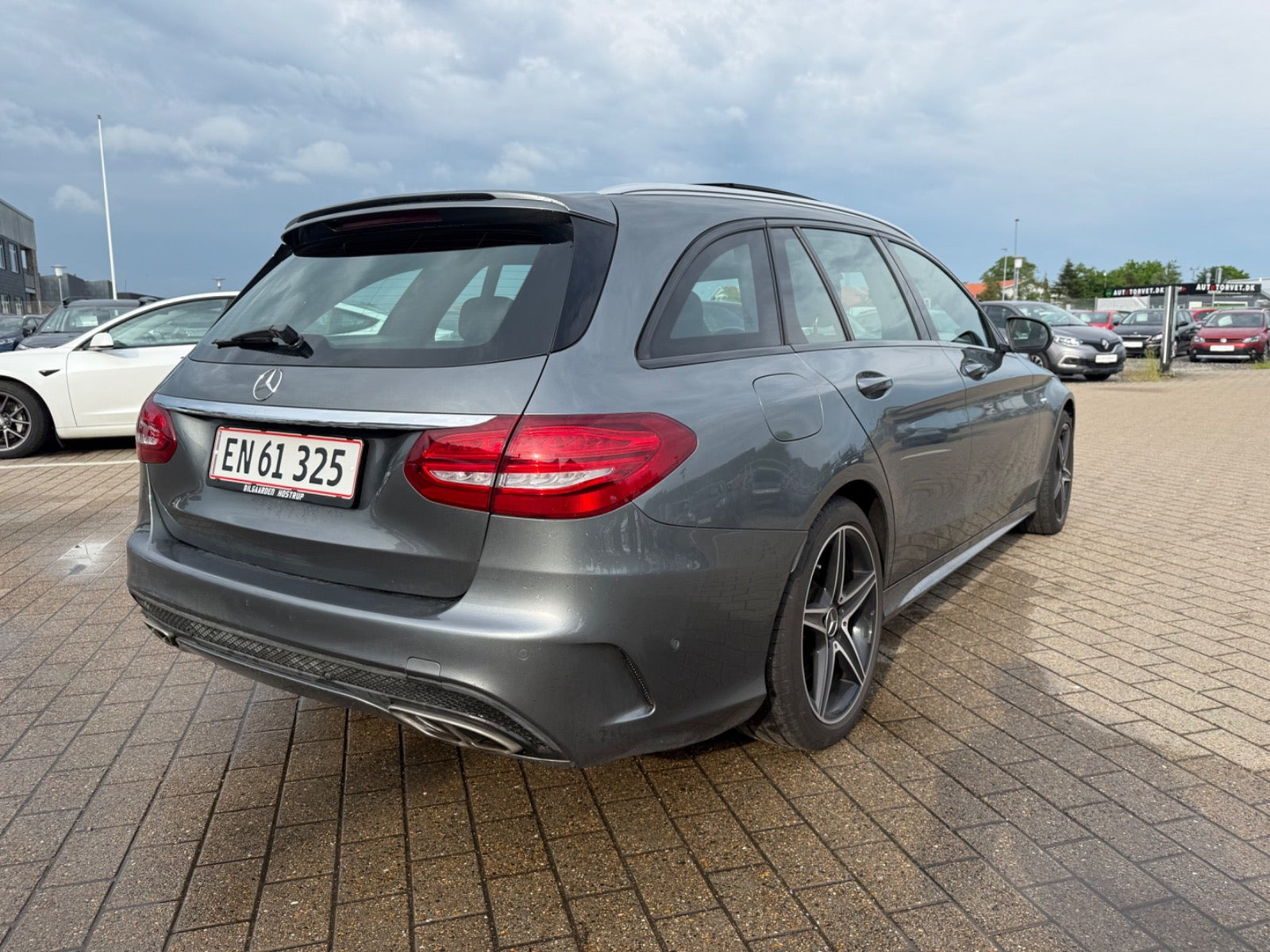 Grå Mercedes C43 fra 2016