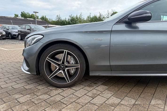 Grå Mercedes C43 fra 2016