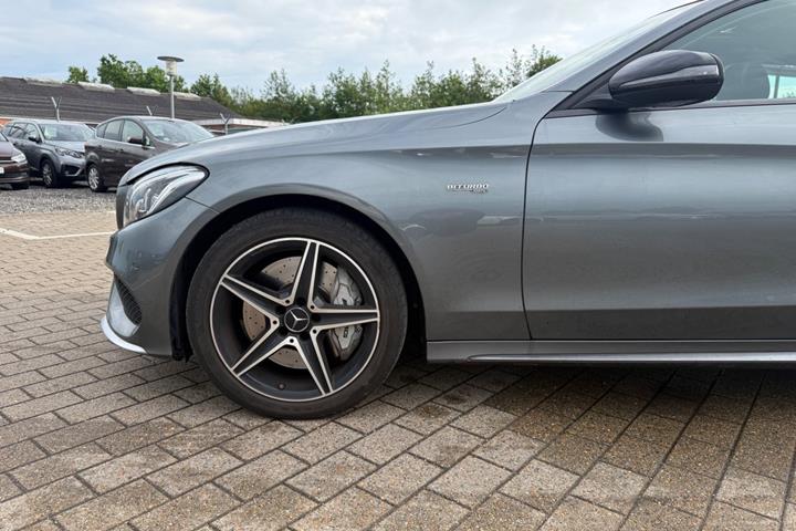 Grå Mercedes C43 fra 2016