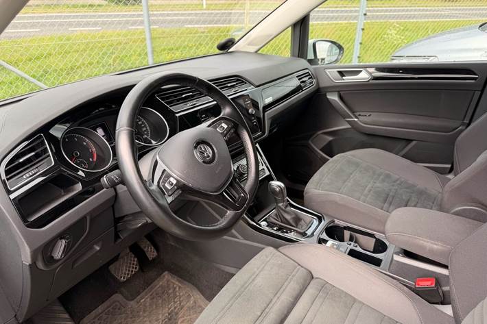Hvid VW Touran fra 2019