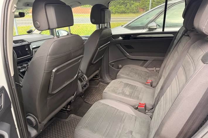 Hvid VW Touran fra 2019