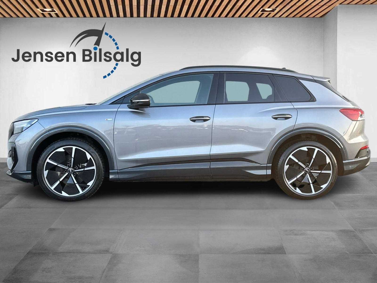 Grå Audi Q4 e-tron fra 2024