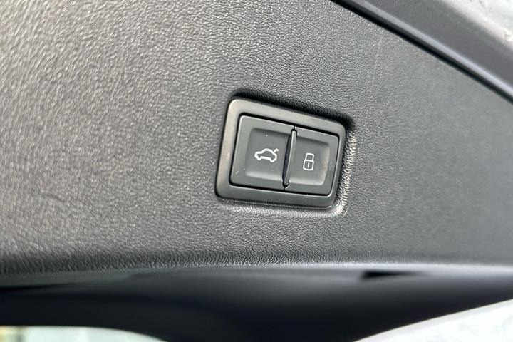 Grå Audi Q4 e-tron fra 2024