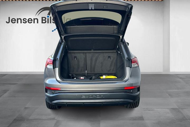 Grå Audi Q4 e-tron fra 2024