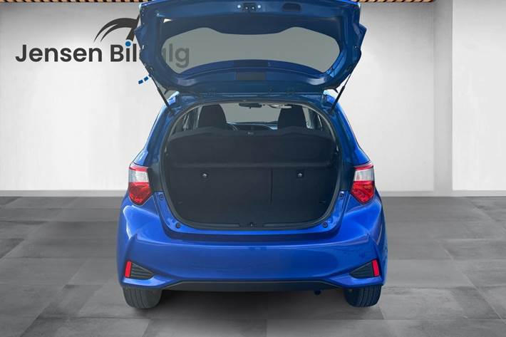 Blå Toyota Yaris fra 2017