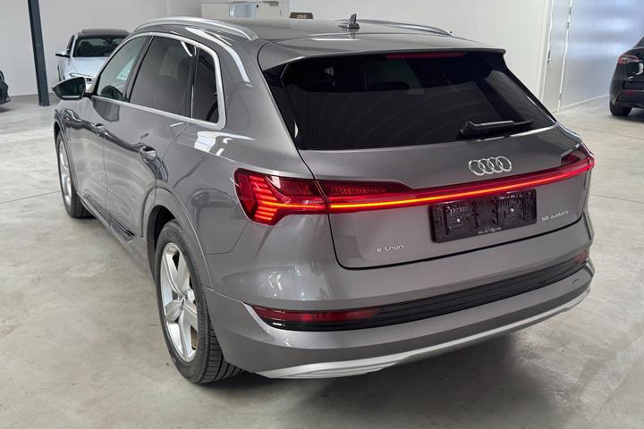Grå Audi e-tron fra 2019