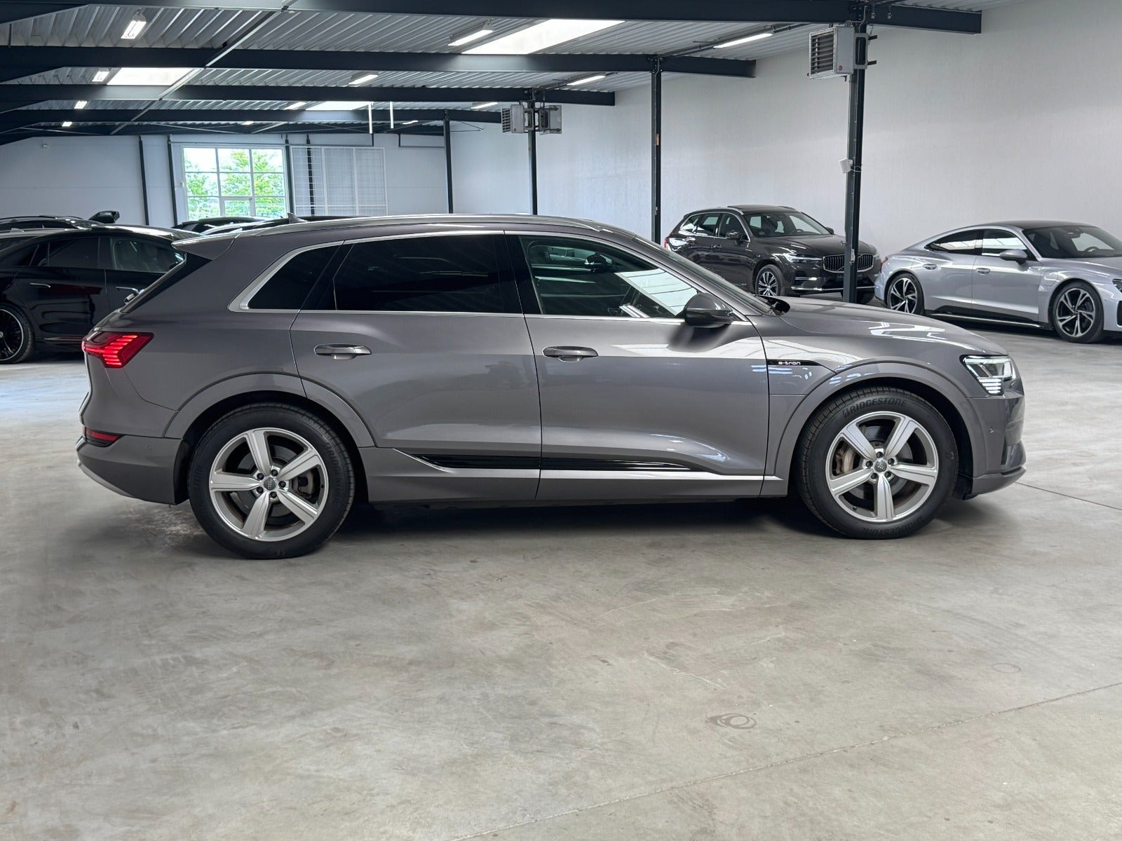 Grå Audi e-tron fra 2019