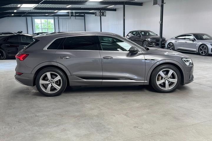Grå Audi e-tron fra 2019