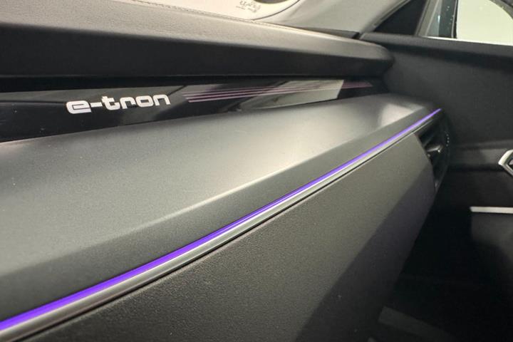 Grå Audi e-tron fra 2019