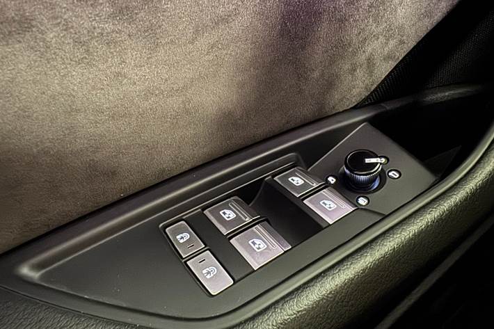 Grå Audi e-tron fra 2019