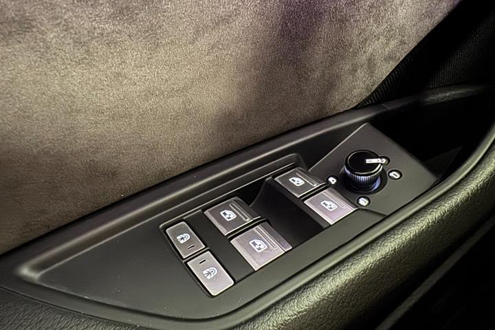 Grå Audi e-tron fra 2019