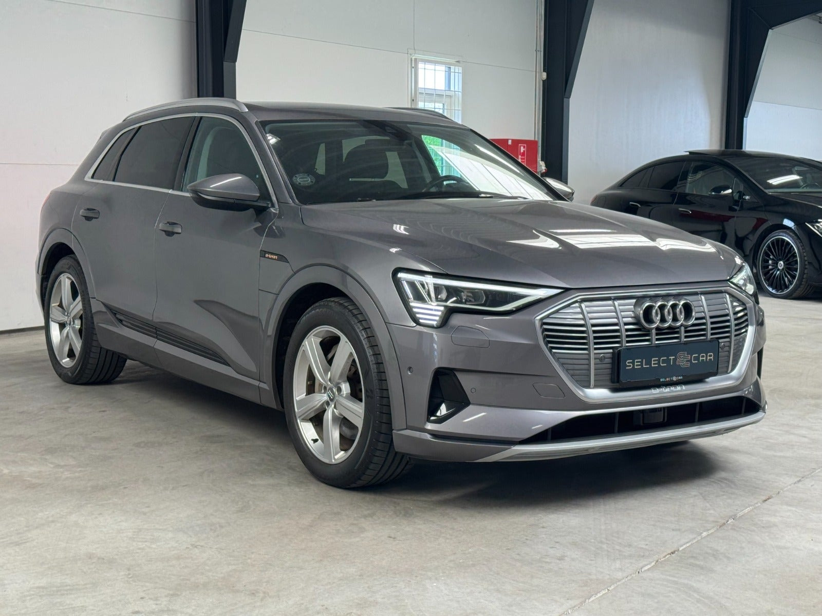 Grå Audi e-tron fra 2019