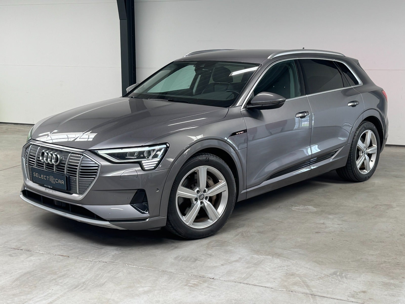 Grå Audi e-tron fra 2019