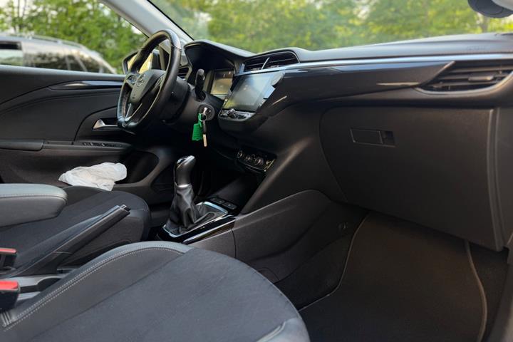 Grå Opel Corsa fra 2020