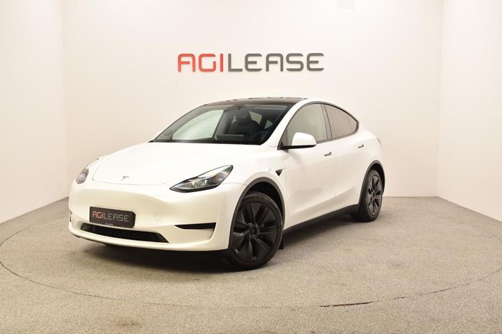 Hvid Tesla Model Y fra 2024 set udefra