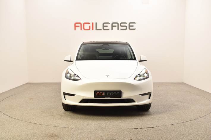 Hvid Tesla Model Y fra 2024