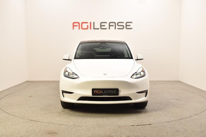 Hvid Tesla Model Y fra 2024