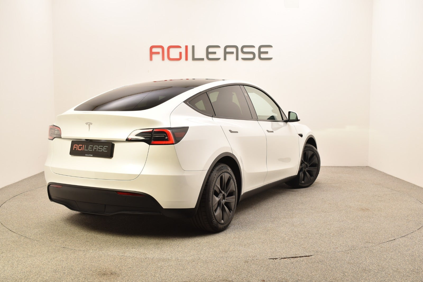 Hvid Tesla Model Y fra 2024