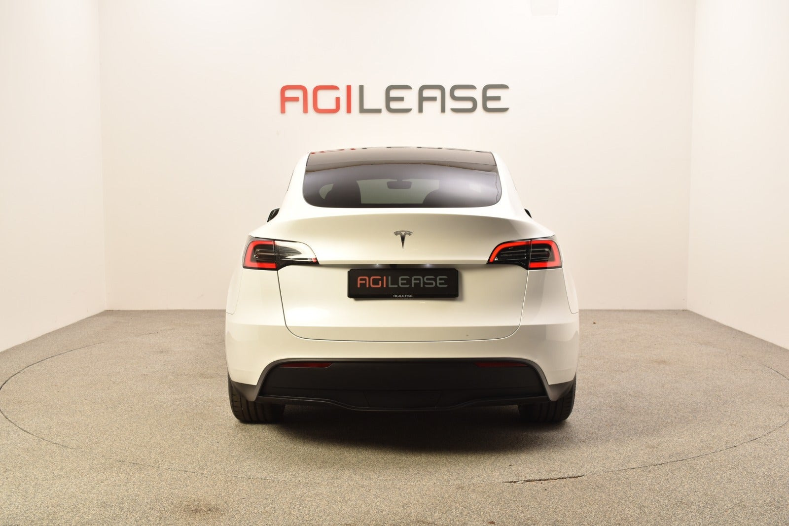 Hvid Tesla Model Y fra 2024