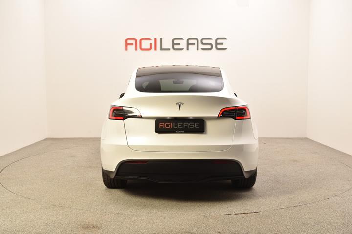 Hvid Tesla Model Y fra 2024