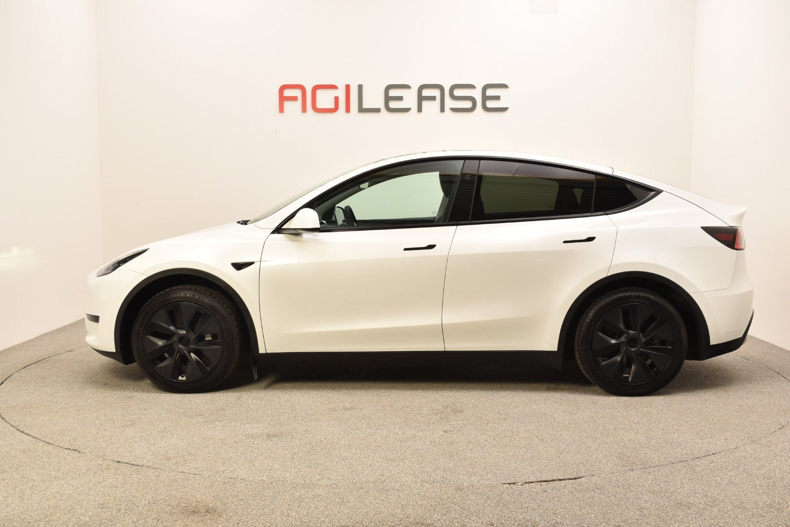 Hvid Tesla Model Y fra 2024
