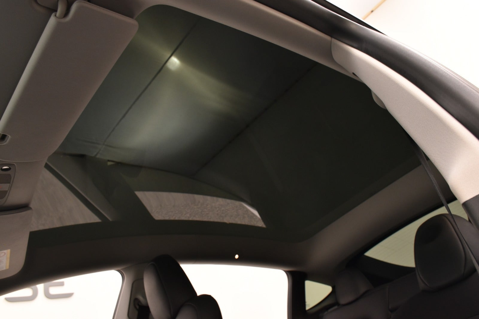 Hvid Tesla Model Y fra 2024