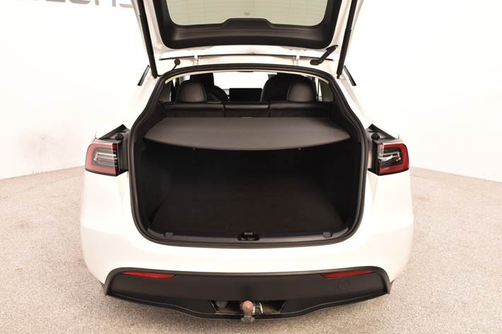 Hvid Tesla Model Y fra 2024