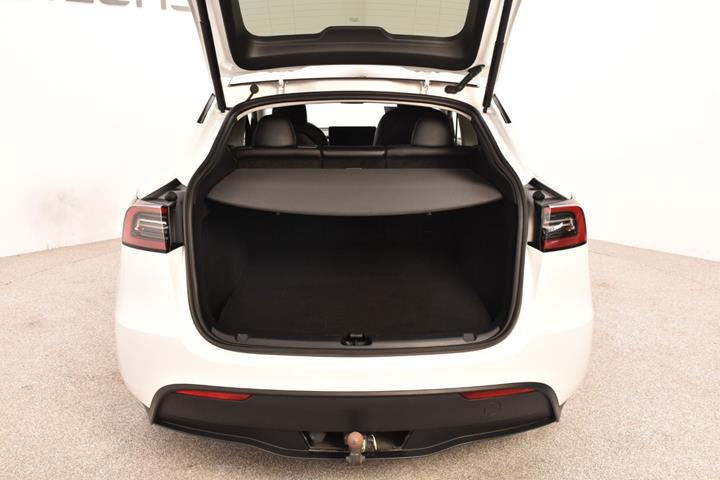 Hvid Tesla Model Y fra 2024