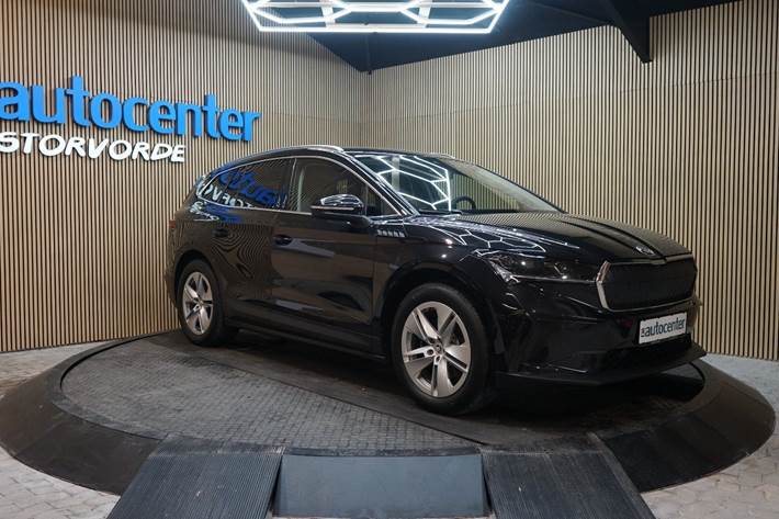 Sort Skoda Enyaq fra 2023 set udefra