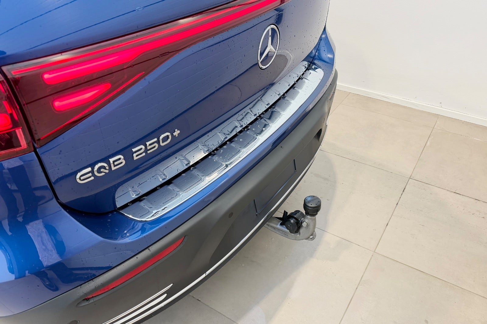 Blå Mercedes EQB250+ fra 2025