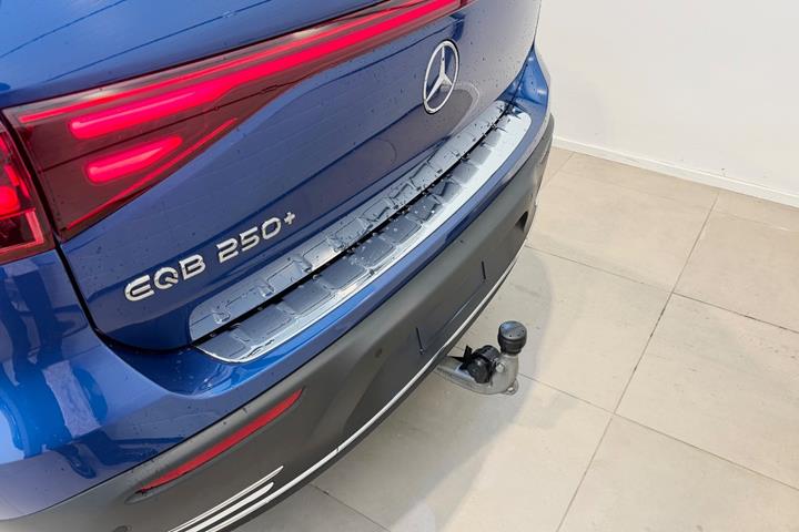 Blå Mercedes EQB250+ fra 2025