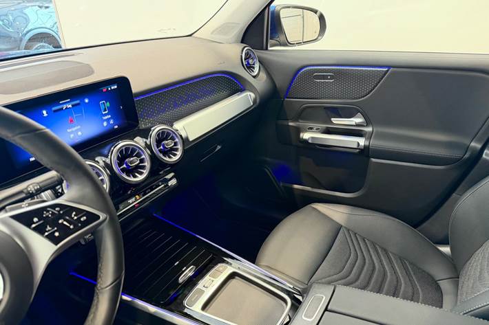Blå Mercedes EQB250+ fra 2025