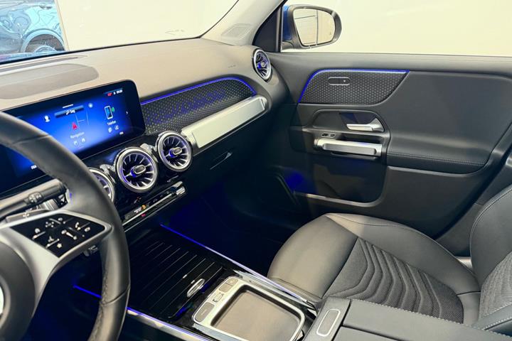 Blå Mercedes EQB250+ fra 2025