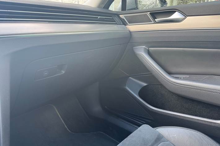 Grå VW Passat fra 2019