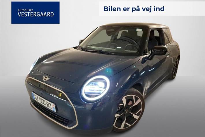 Blå Mini Cooper SE fra 2024 set udefra