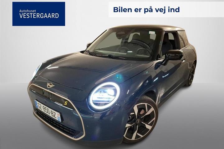 Blå Mini Cooper SE fra 2024 set udefra