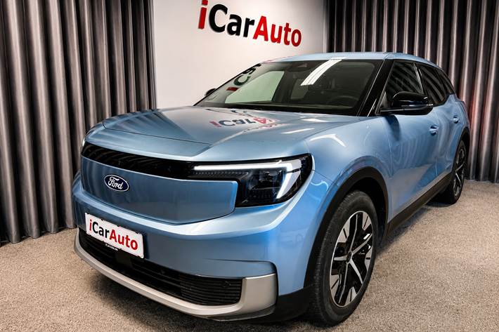 Blå Ford Explorer fra 2024 set udefra