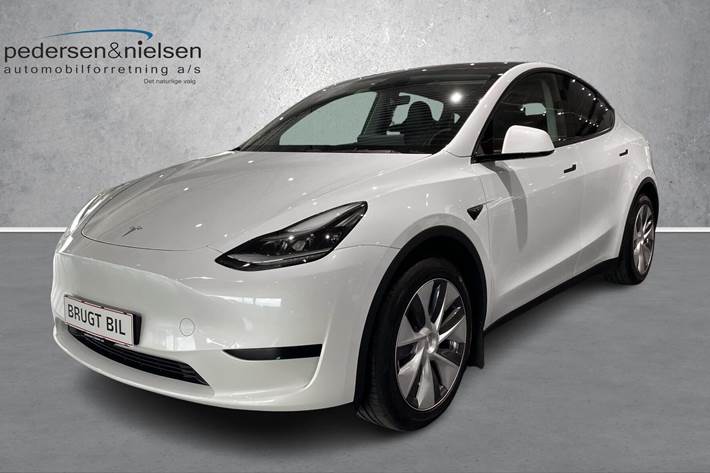 Hvid Tesla Model Y fra 2024