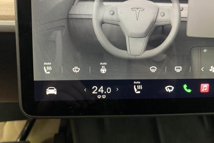 Hvid Tesla Model Y fra 2024