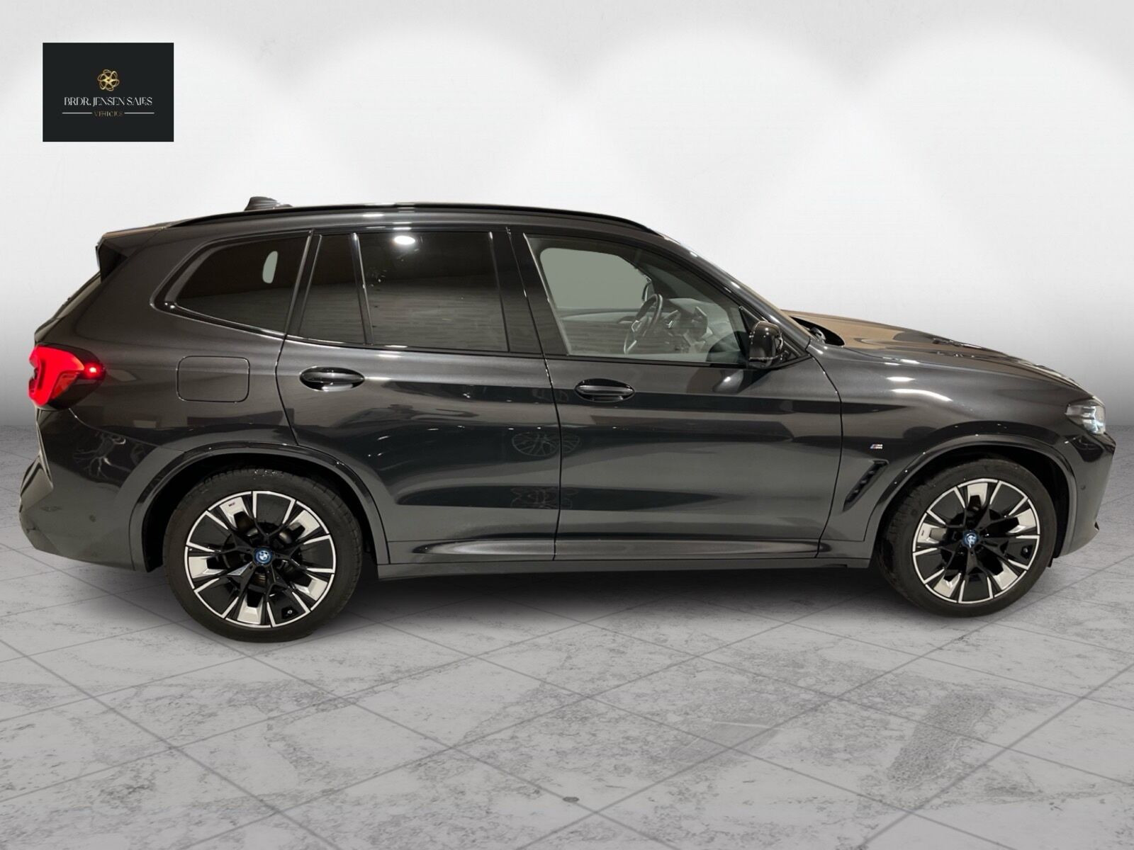 Grå BMW iX3 fra 2022
