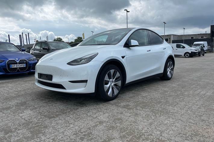 Hvid Tesla Model Y fra 2023