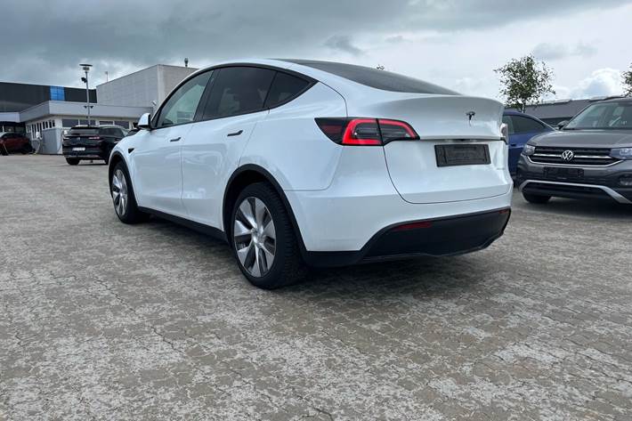 Hvid Tesla Model Y fra 2023