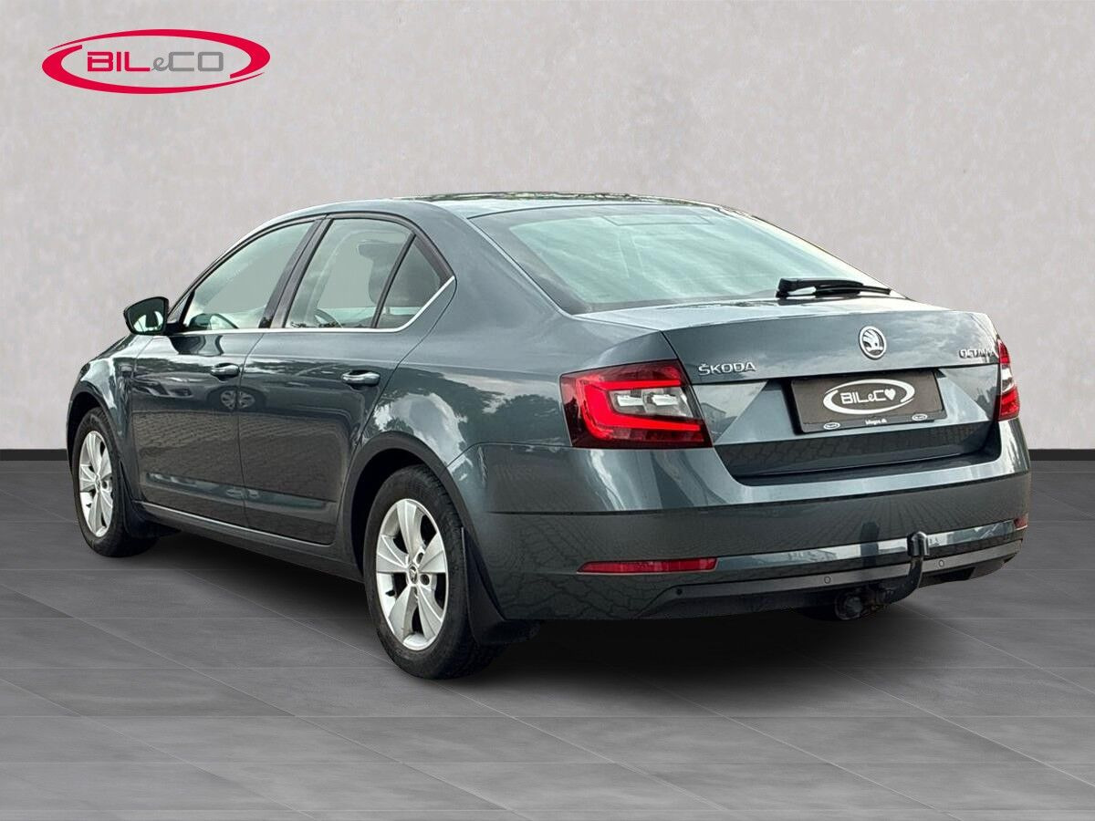 Grå Skoda Octavia fra 2018