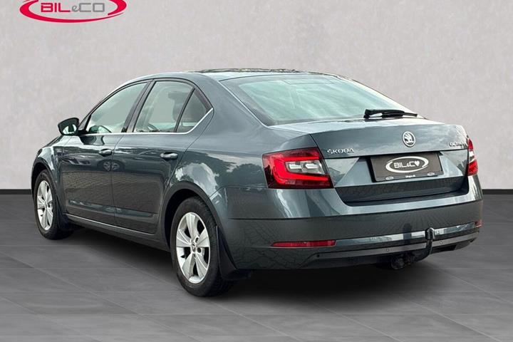 Grå Skoda Octavia fra 2018