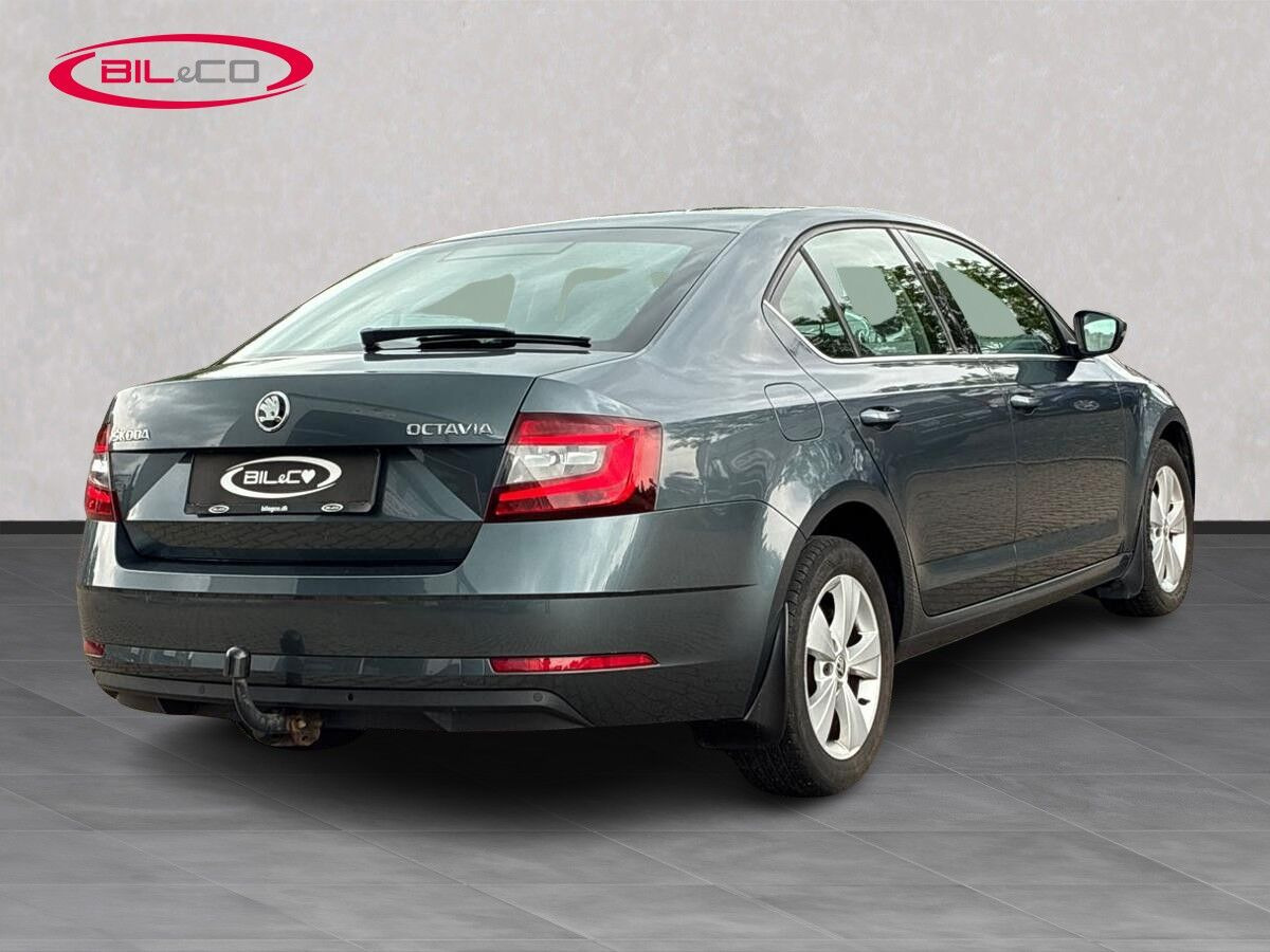 Grå Skoda Octavia fra 2018