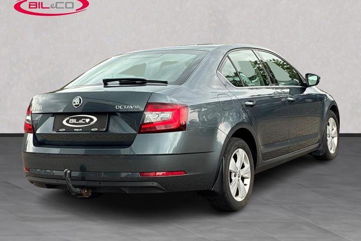 Grå Skoda Octavia fra 2018